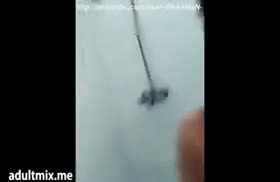 Пухлая телка светит своими буферами в душе