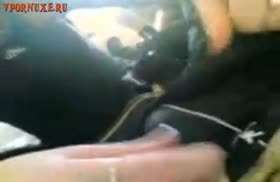 Бабенка показала большие сиськи и начала играть с членом