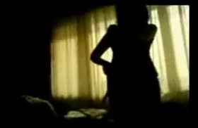 Qiz kamera qarshisida yechinib minut beradi