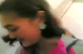 Скромная телка никак не решается взять в ротик