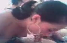 Две чеченки синхронно делают минеты своим парням