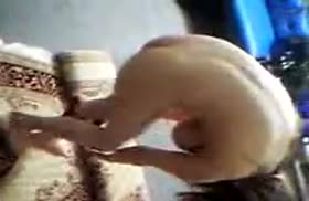 Пошлая бабенка старательно делает минет мужику