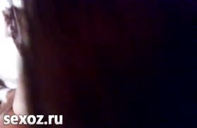 Подруга старательно проглатывает болтец парня