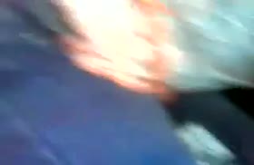 Чика разговаривает по телефону и одновременно берет за щеку