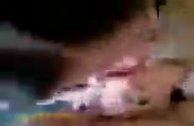 Kavkaz qiz mahorat bilan minut beradi