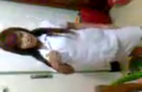 Кавказская девушка оголила сиськи перед телефоном