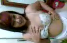 Кавказская девушка оголила сиськи перед телефоном