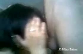 Стеснительная казашка старательно делает парню минет