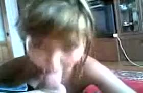 Опытная подружка круто делает минет от первого лица