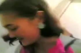 Казашка сосет большой елдак перед камерой мобилы