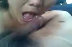 Qozoq qizi kamera qarshisida minut beradi