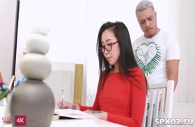 Парень страстно лапает девушку и прет ее стоя