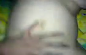 Сисястой бабенке пихают в волосатую киску крупным планом