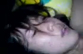 Сисястой бабенке пихают в волосатую киску крупным планом