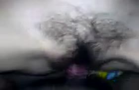 Сисястой бабенке пихают в волосатую киску крупным планом