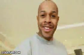 Негр жестко напихал красивой девушке во все дырки