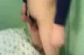 Чел заталкивает девушке хер в глотку и в киску