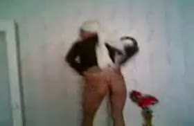 Xotin eri uchun raqsga tushadi va erotik tarzda yechinadi