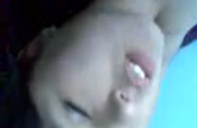 Неопытная киргизская пара снимает секс на телефон