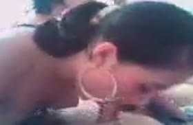 Две подружки синхронно отсасывают своим ухажерам члены