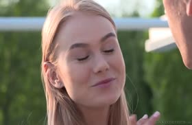 Молодую стройняшку посадили на большой пенис