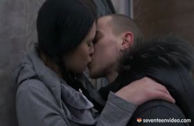 После прогулки парниша привел молодую деваху в гости