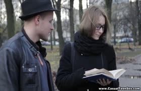 После прогулки девочка согласилась пойти в гости