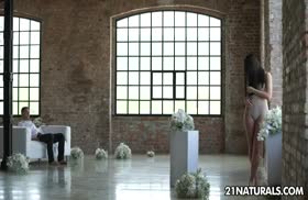 Подарил девушке цветов и она сразу оседлала пенис