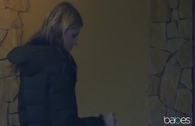 Молодая блондиночка приготовилась к эротичному свиданию