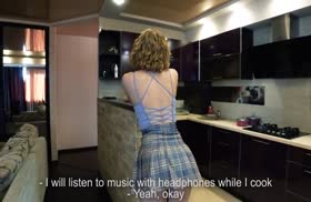 Молодая сводная сестра сама встает раком