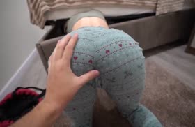 Чика застряла раком в диване и паренек этим воспользовался