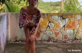 Веселая бабенка согласилась на трах в подворотне