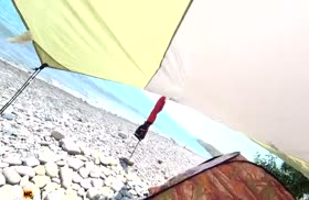 Влажная деваха в бикини трахается на пляже