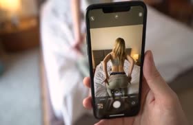 Девочка подставила спортивную попку и парень с удовольствием ей вдул