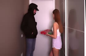 Соседка пригласила чувака в гости и начала к нему клеиться