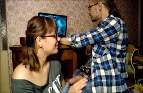 Zerikarli qiz dosti yigitni kompyuterdan chalgitdi