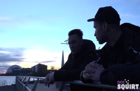 Парни развели молодую брюнетку на групповое порево