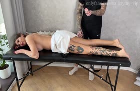 Массажист не устоял перед шикарной попкой пациентки