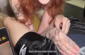 Рыжая девушка умеет отвлечь парня от компа