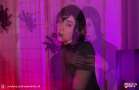 Откровенный косплей костюм пригодился для секс игр