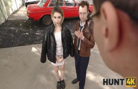 Ради любимой тачки девочка терзает свою попку