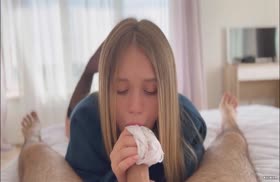 Молодая подружка сама задирает юбку