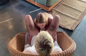 Русская блондинка снимает с парнем порно на телефон