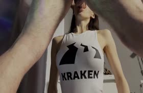 Брюнетка отвлеклась от компа и сделала минет