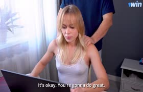 Парень лапает белокурую жену за компом