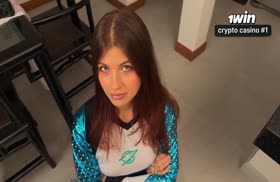 Дал красотке за щеку и чпокнул ее на стуле