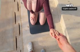 Парень соблазнил грудастую соседку у бассейна