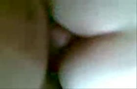 Erkak qiz bilan anal jinsiy aloqani yaqindan suratga oladi