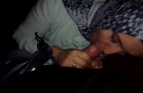 Чика усердно обрабатывает хер мужика ротиком