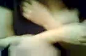 Стеснительная девушка показала на камеру свои сиськи